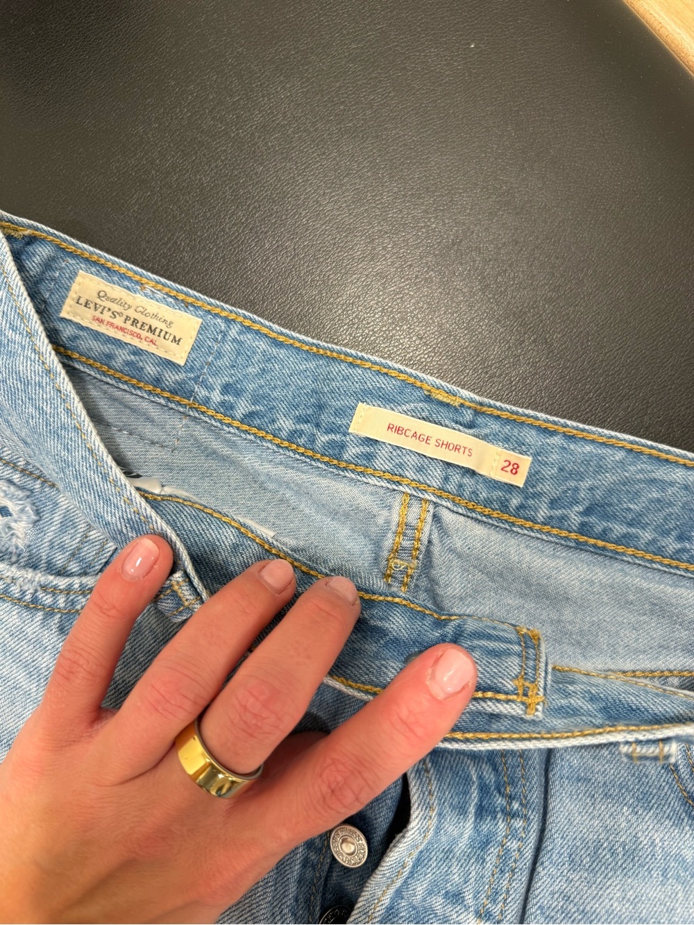 Levi’s Ribcage Shorts - Picture 2 of 3